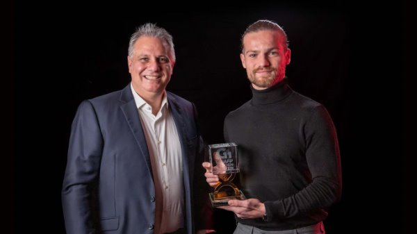 Ehemaliger FC Bülach Junior Liridon Berisha erhält Golden 11 Award